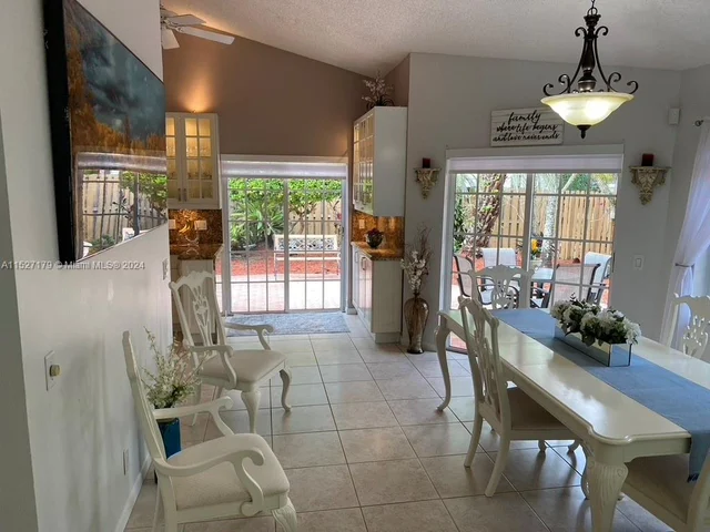 9801 NW 5th Ct, Plantation FL 33324