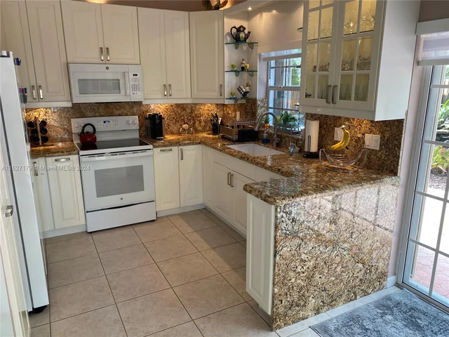 9801 NW 5th Ct, Plantation FL 33324