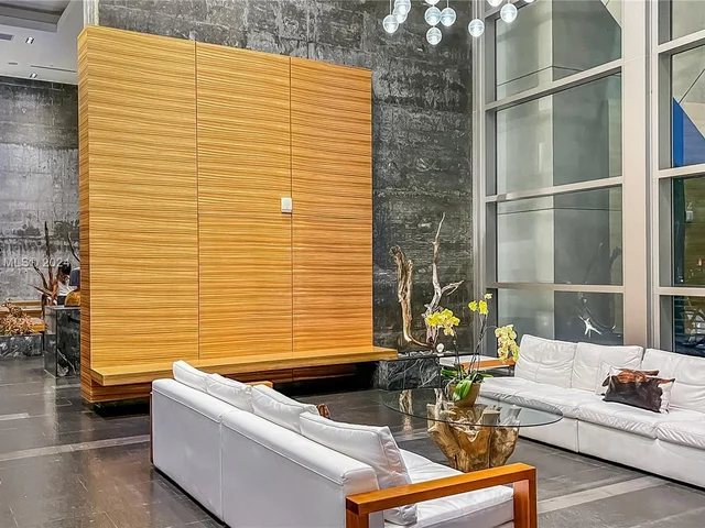 888 Biscayne Blvd # 905, Miami FL 33132