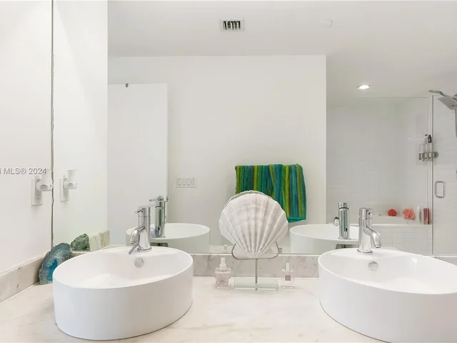 888 Biscayne Blvd # 905, Miami FL 33132