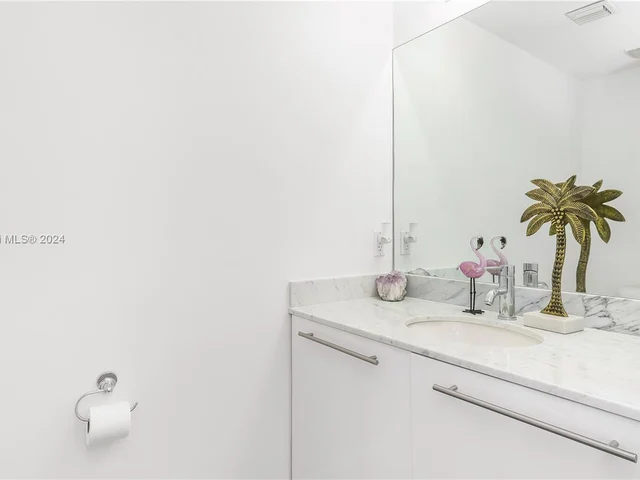 888 Biscayne Blvd # 905, Miami FL 33132