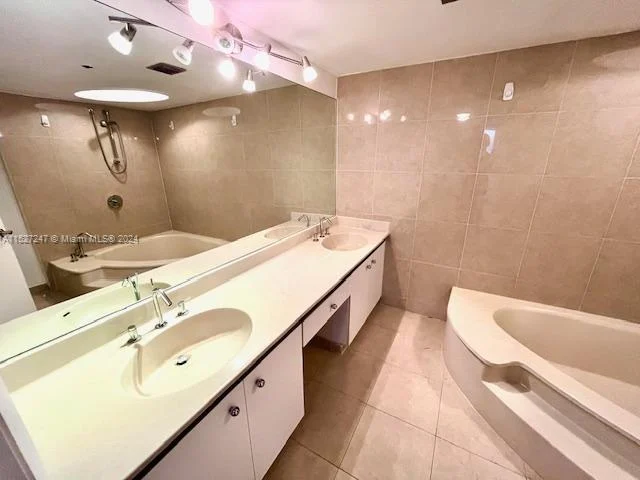 4000 Towerside Ter # 1109, Miami FL 33138