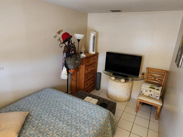 1650 W 57th Ter, Hialeah FL 33012