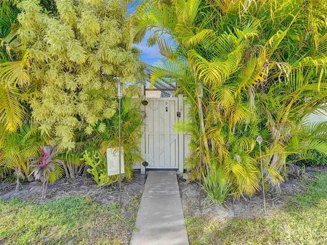 9975 Boca Gardens Trl # D, Boca Raton FL 33496