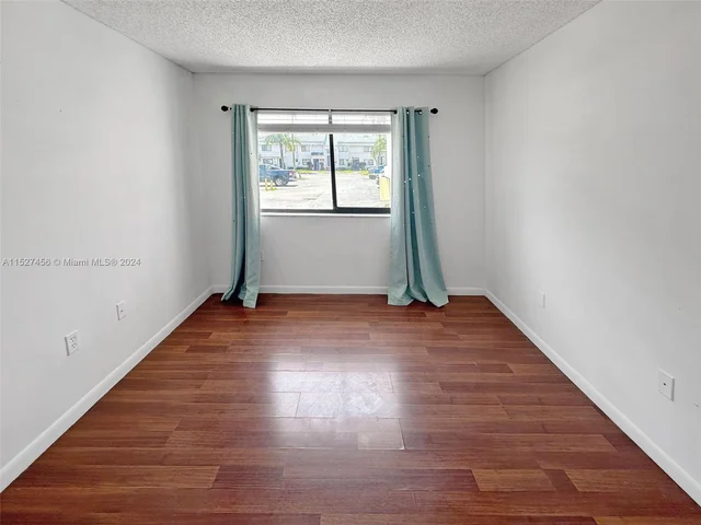 21300 San Simeon Way # M9, Miami FL 33179