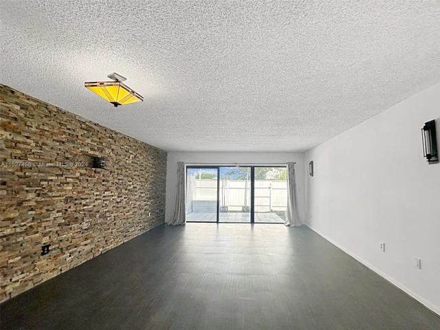 21300 San Simeon Way # M9, Miami FL 33179