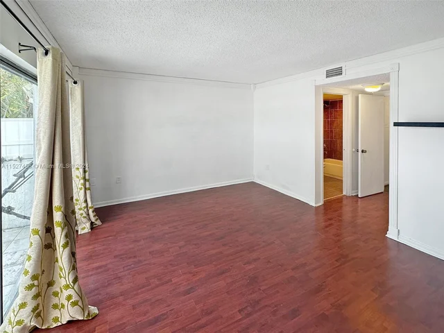 21300 San Simeon Way # M9, Miami FL 33179