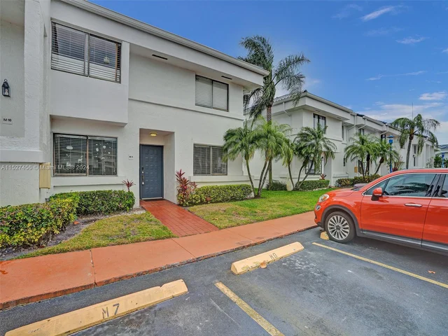 21300 San Simeon Way # M9, Miami FL 33179