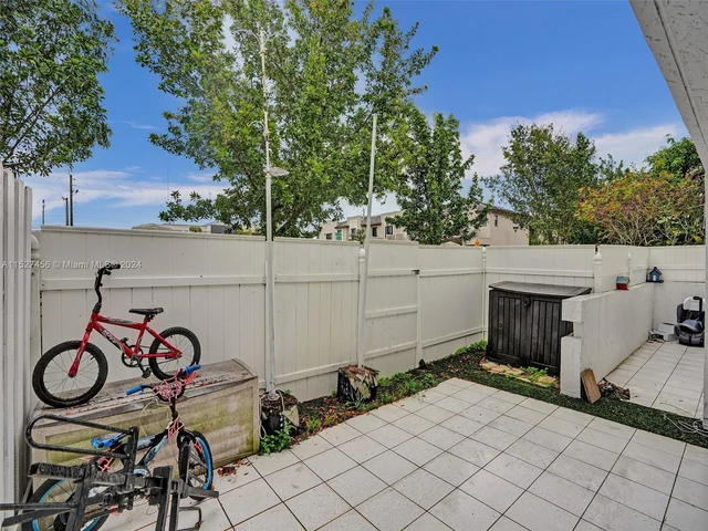 21300 San Simeon Way # M9, Miami FL 33179