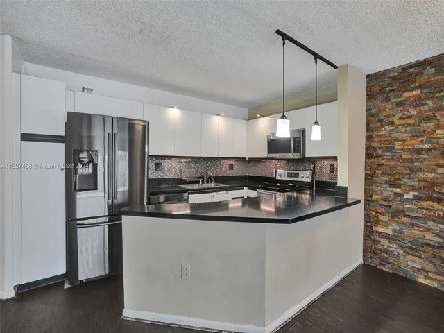 21300 San Simeon Way # M9, Miami FL 33179