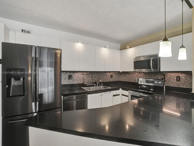 21300 San Simeon Way # M9, Miami FL 33179