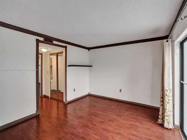 21300 San Simeon Way # M9, Miami FL 33179