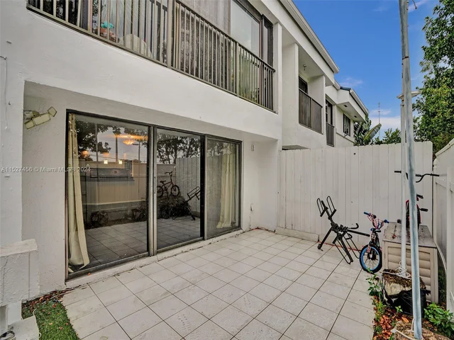 21300 San Simeon Way # M9, Miami FL 33179