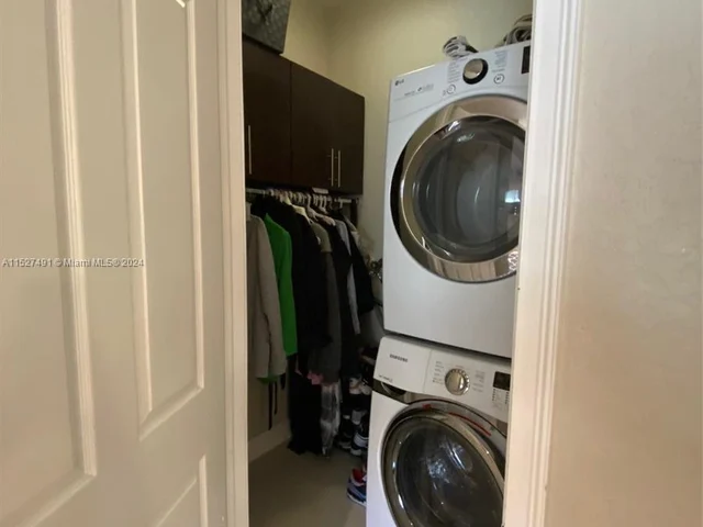 8260 NW 162nd St, Miami Lakes FL 33016