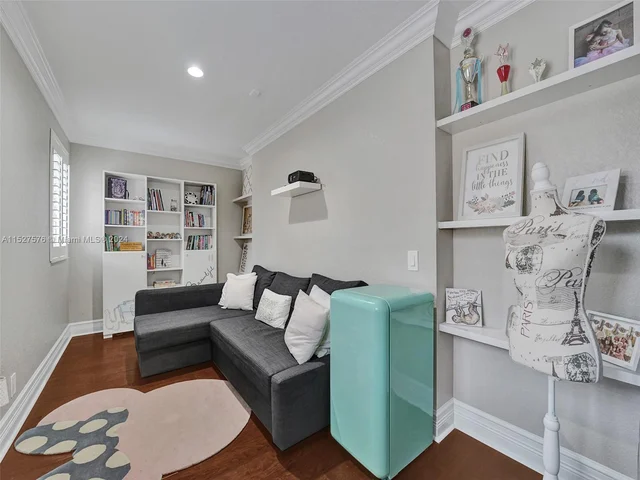 940 Crestview Cir, Weston FL 33327