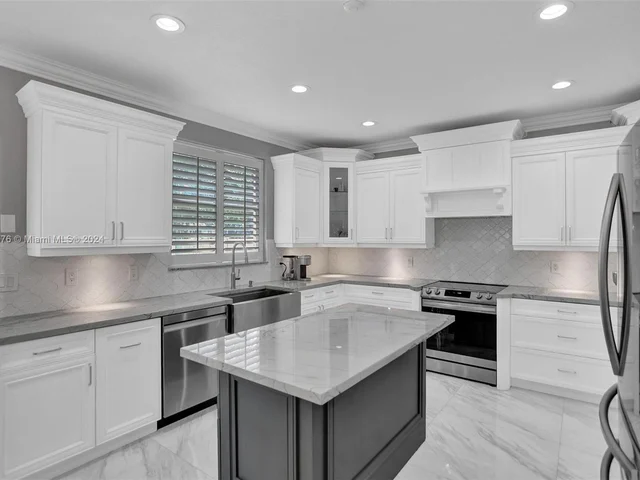 940 Crestview Cir, Weston FL 33327