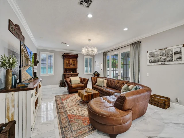 940 Crestview Cir, Weston FL 33327