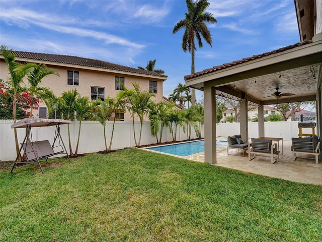 940 Crestview Cir, Weston FL 33327