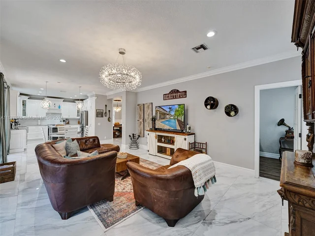 940 Crestview Cir, Weston FL 33327