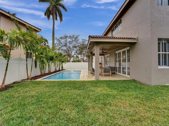 940 Crestview Cir, Weston FL 33327