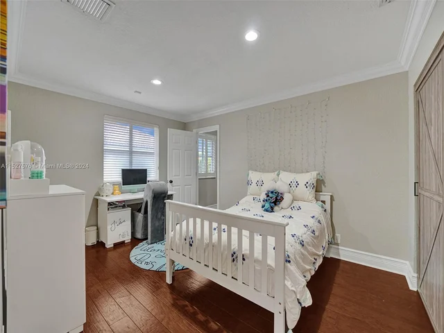 940 Crestview Cir, Weston FL 33327