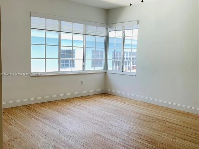 2840 Pine Tree Dr # 10, Miami Beach FL 33140