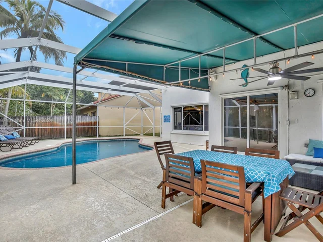 118 SW 206th Ave, Pembroke Pines FL 33029