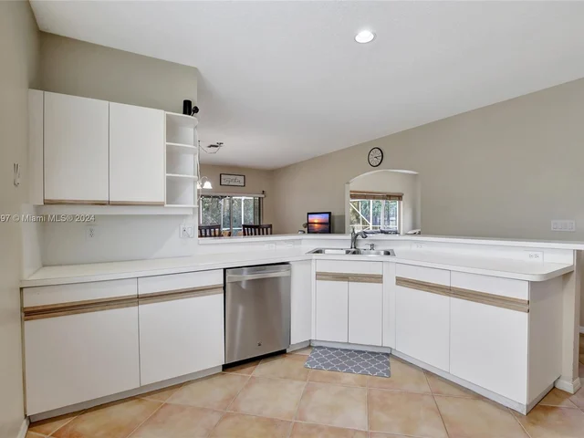 118 SW 206th Ave, Pembroke Pines FL 33029