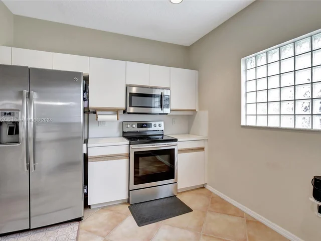 118 SW 206th Ave, Pembroke Pines FL 33029