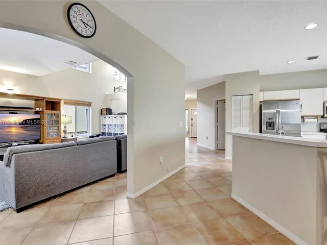 118 SW 206th Ave, Pembroke Pines FL 33029