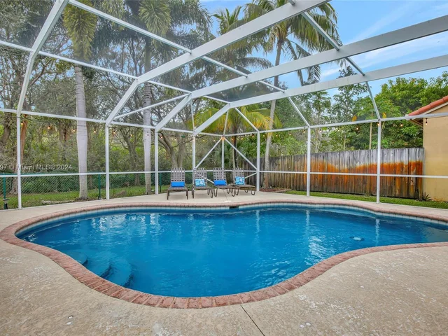 118 SW 206th Ave, Pembroke Pines FL 33029