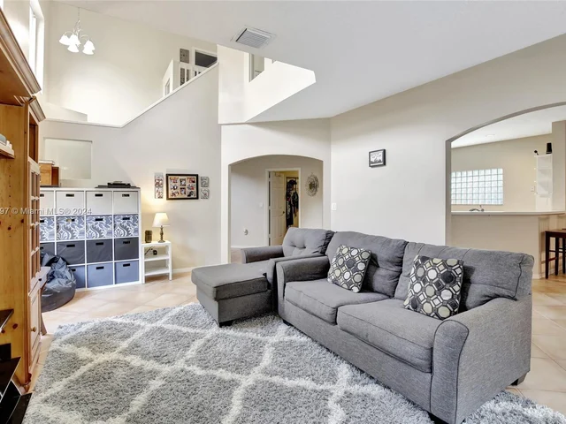 118 SW 206th Ave, Pembroke Pines FL 33029