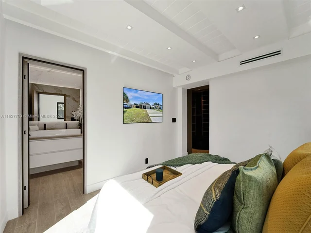 2066 NE 174th St, North Miami Beach FL 33162