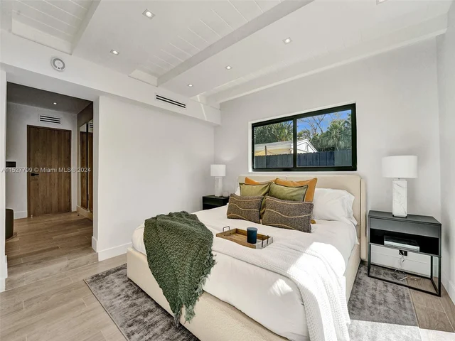 2066 NE 174th St, North Miami Beach FL 33162