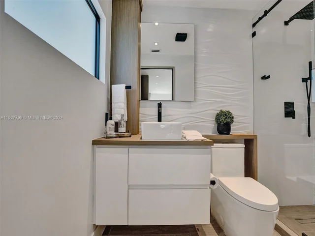 2066 NE 174th St, North Miami Beach FL 33162