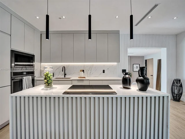 2066 NE 174th St, North Miami Beach FL 33162