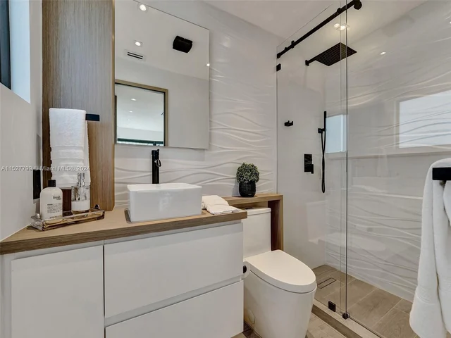 2066 NE 174th St, North Miami Beach FL 33162