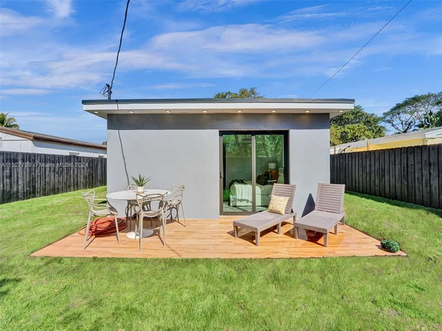 2066 NE 174th St, North Miami Beach FL 33162