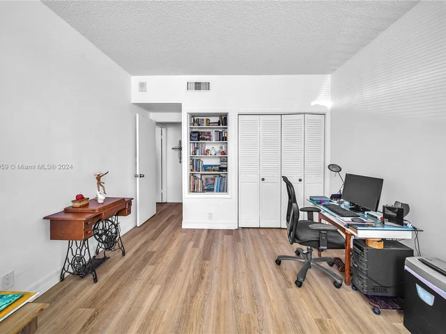 4350 Hillcrest Dr # 120, Hollywood FL 33021