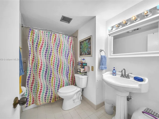 4350 Hillcrest Dr # 120, Hollywood FL 33021