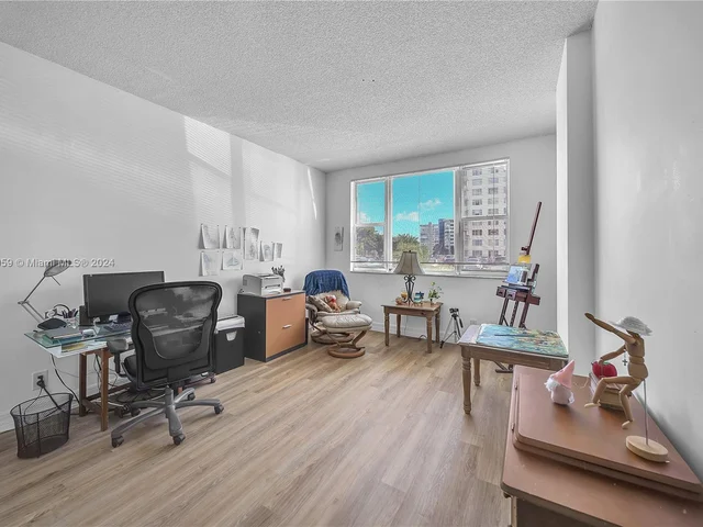 4350 Hillcrest Dr # 120, Hollywood FL 33021