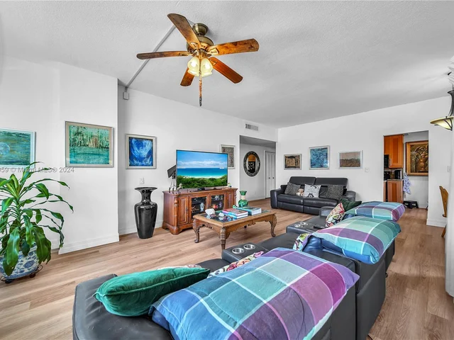 4350 Hillcrest Dr # 120, Hollywood FL 33021