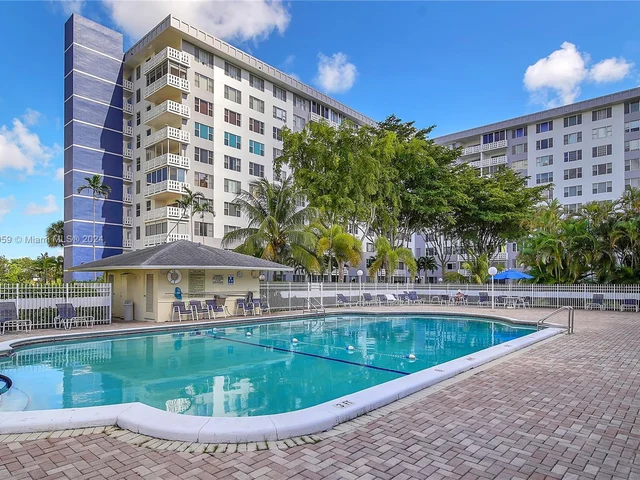 4350 Hillcrest Dr # 120, Hollywood FL 33021