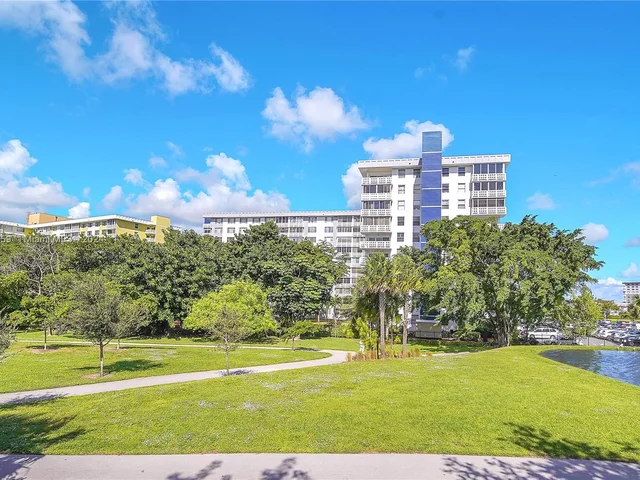 4350 Hillcrest Dr # 120, Hollywood FL 33021