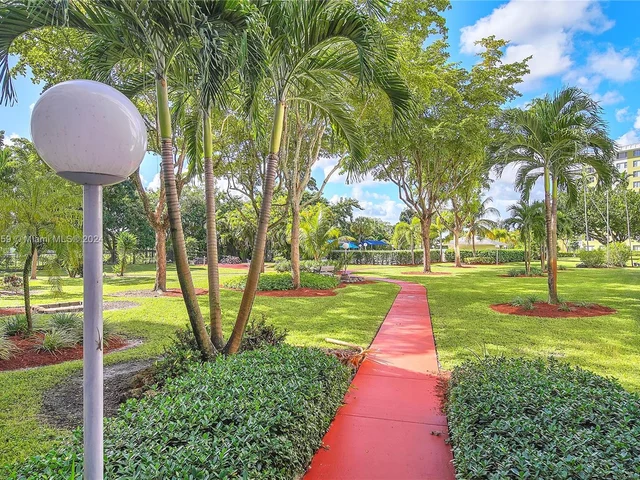 4350 Hillcrest Dr # 120, Hollywood FL 33021