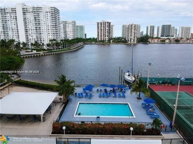 2780 NE 183rd St # 404, Aventura FL 33160