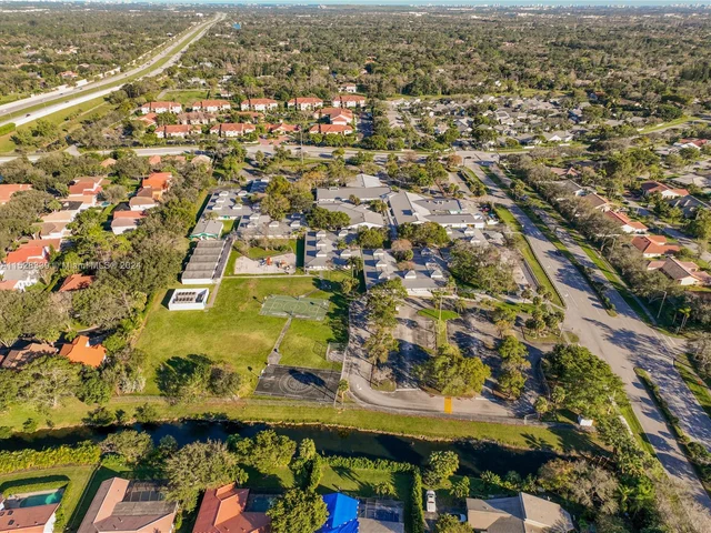 5633 NW 86th Ave, Coral Springs FL 33067