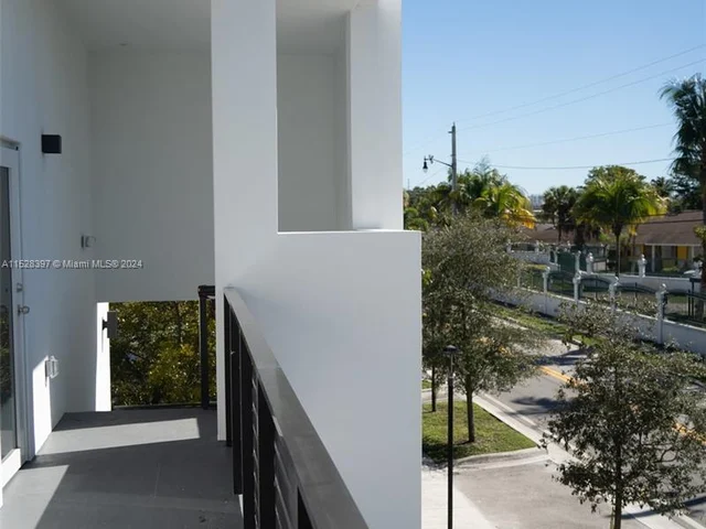 500 Foster Rd # B, Hallandale Beach FL 33009