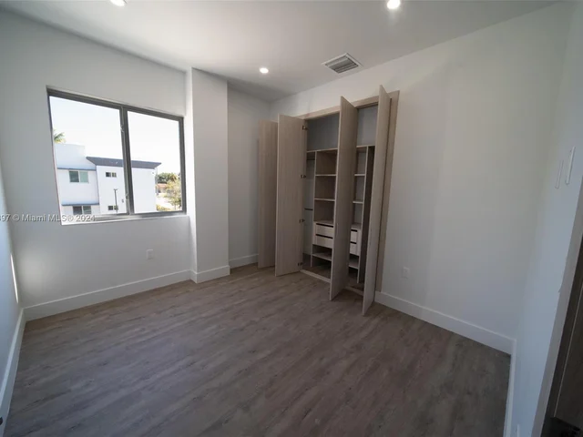 500 Foster Rd # B, Hallandale Beach FL 33009