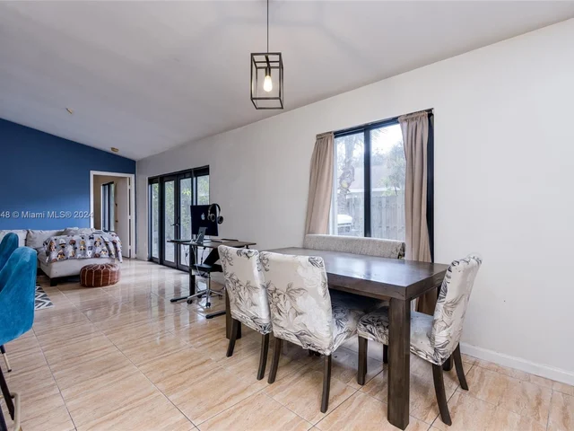 1020 SW 87th Ter, Pembroke Pines FL 33025